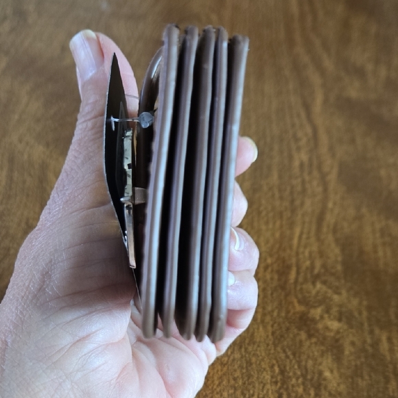 Elegant Tan Wallet with Leaf Accent - Picture 3 of 12